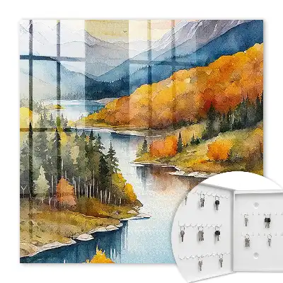 Herbstliche Berglandschaft in einem Wald mit Bergen