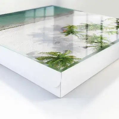 Tropischer Strand mit blauem Wasser