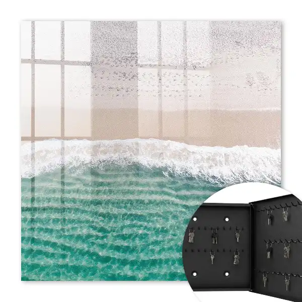Sommerstrand mit Sand und Wellen
