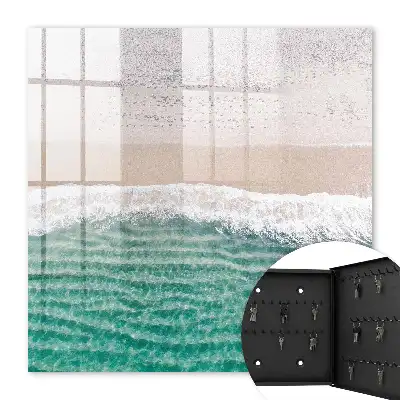 Sommerstrand mit Sand und Wellen