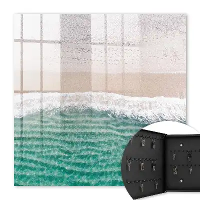 Sommerstrand mit Sand und Wellen