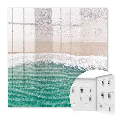 Sommerstrand mit Sand und Wellen