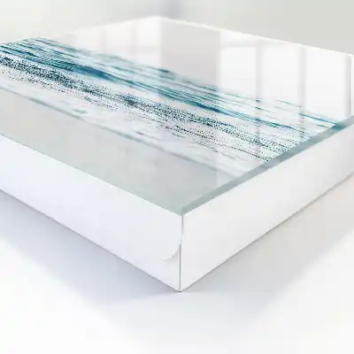 Das Meer ist ruhig und blau