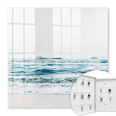 Das Meer ist ruhig und blau