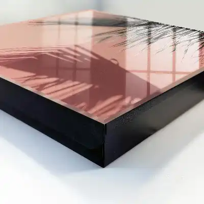 Tropische Eleganz vor einem Hintergrund mit Schattierungen