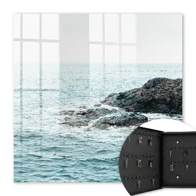 Meereswellen mit Wellen und Felsen