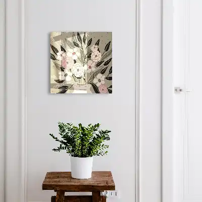 Blumenkomposition vor pastellfarbenem Hintergrund