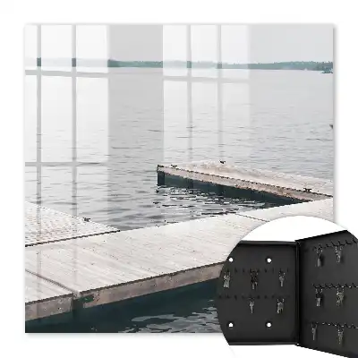 Holzsteg in ruhigem Wasser