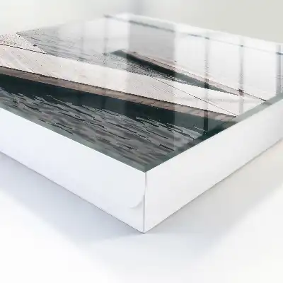 Holzsteg in ruhigem Wasser