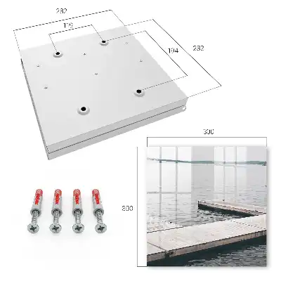 Holzsteg in ruhigem Wasser