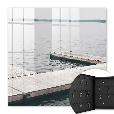 Holzsteg in ruhigem Wasser