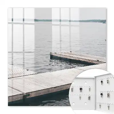 Holzsteg in ruhigem Wasser