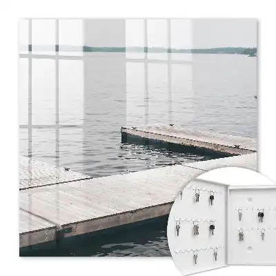 Holzsteg in ruhigem Wasser