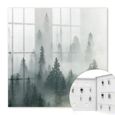 Nebeliger Wald im Morgengrauen