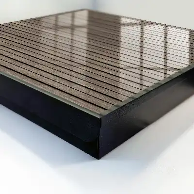 Holzbretter mit harmonischem Linien-Design