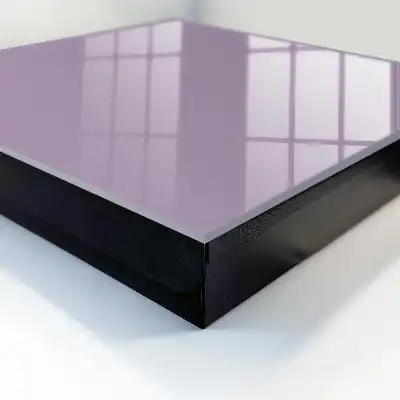 Lila purpurfarbene, minimalistische Eleganz