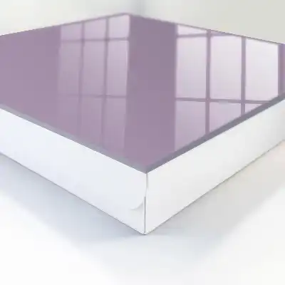 Lila purpurfarbene, minimalistische Eleganz