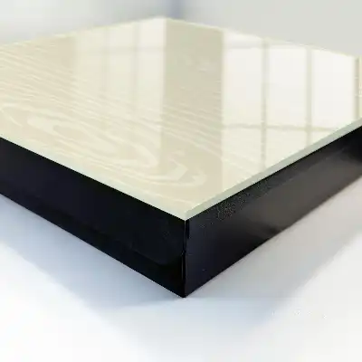 Holzkonstruktion in neutraler Farbpalette