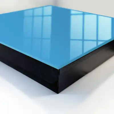 Schlichtheit und Eleganz des blauen Wassers
