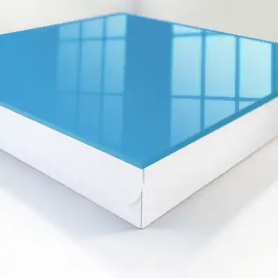 Schlichtheit und Eleganz des blauen Wassers