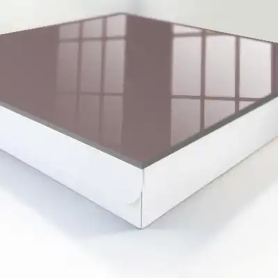 Gemütlichkeit im aschbraunen Interieur