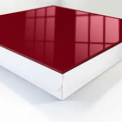 Leuchtendes Burgunderrot, elegant und minimalistisch