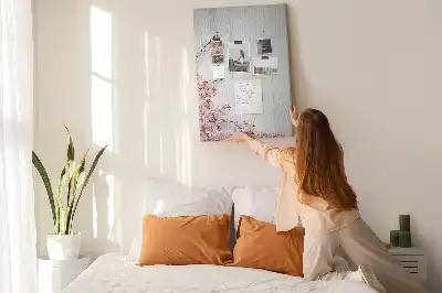 Pinnwand aus Kork mit Blumenmuster auf Holzoptik