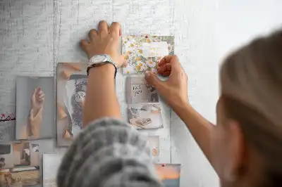 Pinnwand aus Kork mit Blumenmuster auf Holzoptik