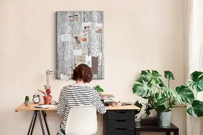 Korktafel mit Optik aus rohen Holzbrettern