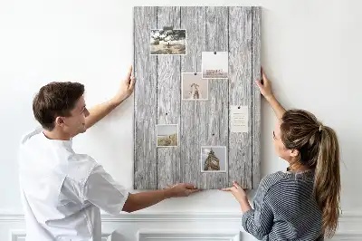 Korktafel mit Optik aus rohen Holzbrettern