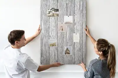Korktafel mit Optik aus rohen Holzbrettern