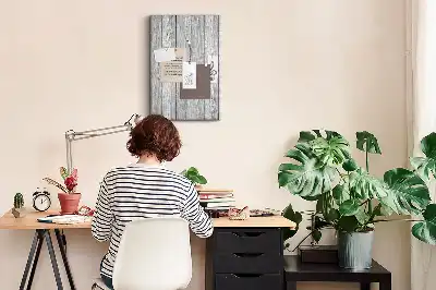 Korktafel mit Optik aus rohen Holzbrettern