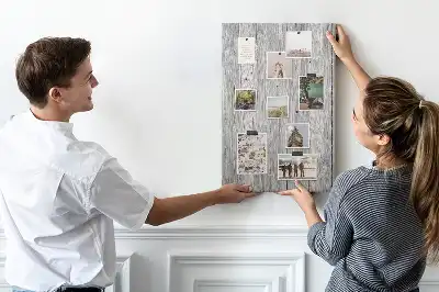 Korktafel mit Optik aus rohen Holzbrettern