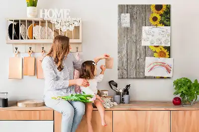 Pinnwand aus Kork mit Sonnenblumen-Motiv auf Holzoptik