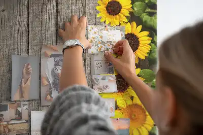 Pinnwand aus Kork mit Sonnenblumen-Motiv auf Holzoptik