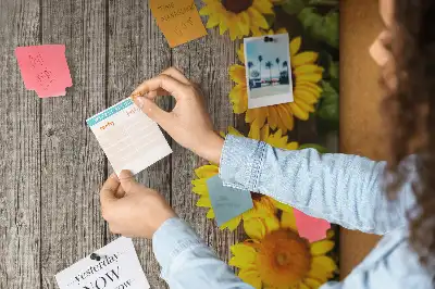 Pinnwand aus Kork mit Sonnenblumen-Motiv auf Holzoptik