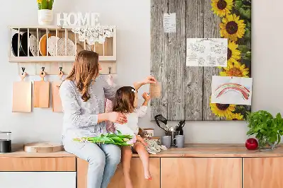 Pinnwand aus Kork mit Sonnenblumen-Motiv auf Holzoptik