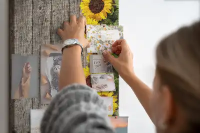 Pinnwand aus Kork mit Sonnenblumen-Motiv auf Holzoptik