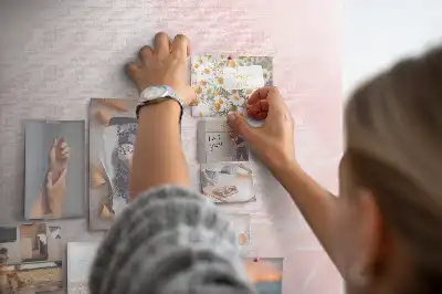 Pinnwand aus Kork mit rotem Rosenblüten-Motiv