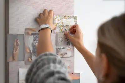 Pinnwand aus Kork mit rotem Rosenblüten-Motiv