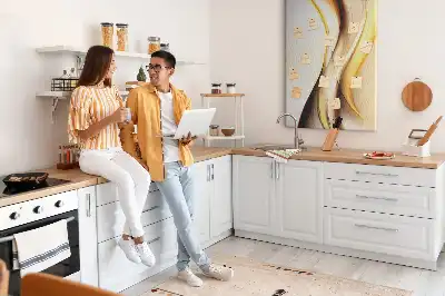 Korktafel mit abstrakter goldener Welle
