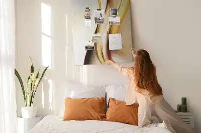 Korktafel mit abstrakter goldener Welle
