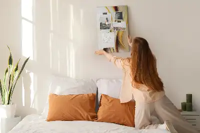 Korktafel mit abstrakter goldener Welle