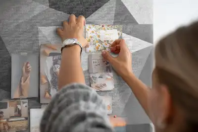 Pinnwand aus Kork mit geometrischer Komposition