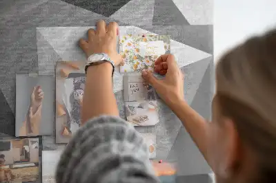 Pinnwand aus Kork mit geometrischer Komposition