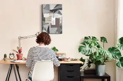 Pinnwand aus Kork mit geometrischer Komposition