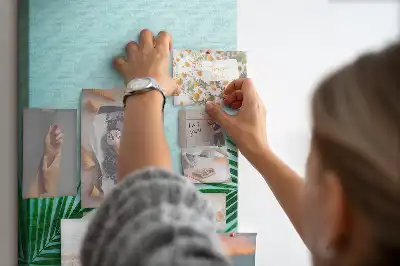 Pinnwand mit abstraktem Blattmotiv