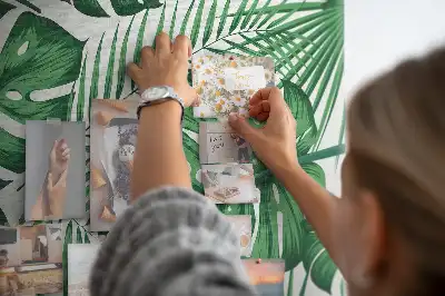 Pinnwand mit grünem Monstera-Blatt-Motiv