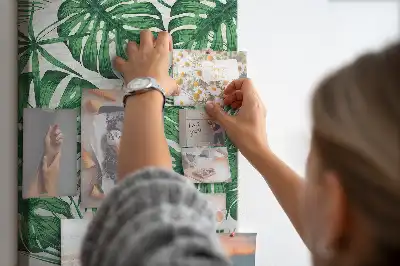 Pinnwand mit grünem Monstera-Blatt-Motiv