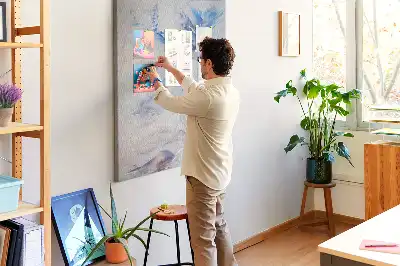 Korktafel mit abstraktem Gemälde-Motiv